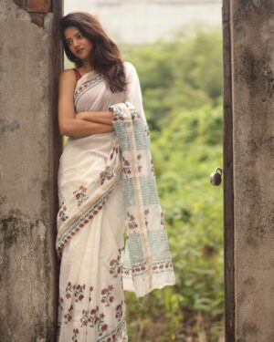 Sahana Sarvesh Instagram - Pursuit of simplicity 🕊️
.
.

Shot by @sat_narain 

#portrait #sareelove #portraitphotography #sareeindia #ethnic #ethnicwear #sareenotsorry #sarees