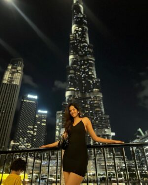 Sahana Sarvesh Instagram - Burj bumped into me in Dubai @travelwithatlys 

.
.
.
#travelvlog #dubai #dubaidiaries #burjkhalifa #travellingourplanet