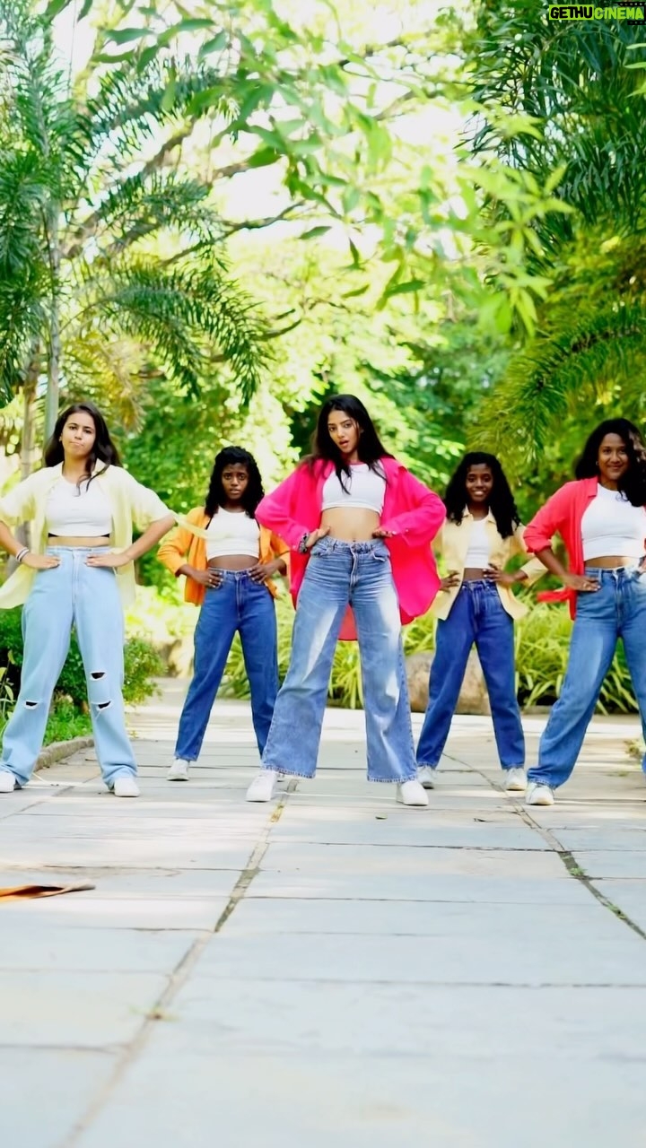Sahana Sarvesh Instagram - Not too late for Chaleya, am i? 😅 So proud of my girls for performing this extremely well in such a short span of time ♥️ . . Dancing w my girls @snehaaaa01_ @avanti.26 @_d3eepti @khushimehra.25 Shot by @frames_arw Edit @cutscoffeestudio @iamsrk @nayanthara @anirudhofficial @atlee47 #chaleya #jawan #bollywood #dancer #dancegame #girlgang #bollywoodsongs #srk #anirudh #anirudhmusic #nayanthara