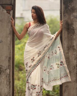 Sahana Sarvesh Instagram - Pursuit of simplicity 🕊️
.
.

Shot by @sat_narain 

#portrait #sareelove #portraitphotography #sareeindia #ethnic #ethnicwear #sareenotsorry #sarees