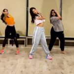 Sahana Sarvesh Instagram - Practice w my babies 🛼 @the.dancing_dentist @anjanabathiija Choreo 🙋🏻‍♀️ Location @tattva_thestudio Edit @iakashkalai #chaliya #kareenakapoor #bollywood #bollywooddance #danceclass #bollywoodvibes #dance #dancelife #dancerlife #bollywoodstyle #chennai