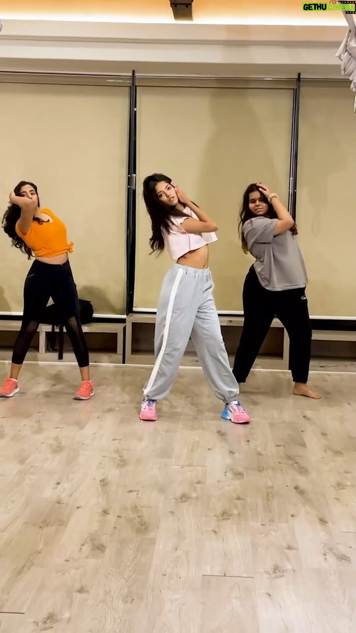 Sahana Sarvesh Instagram - Practice w my babies 🛼 @the.dancing_dentist @anjanabathiija Choreo 🙋🏻♀️ Location @tattva_thestudio Edit @iakashkalai #chaliya #kareenakapoor #bollywood #bollywooddance #danceclass #bollywoodvibes #dance #dancelife #dancerlife #bollywoodstyle #chennai