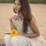 Sahana Sarvesh Instagram - Romanticising life 🌻 @sonymusic_south Shot by @frames_arw Edit @cutscoffeestudio An @arrahman musical Lyrics @kabilan_kavi Singer @sidsriram @rajinikanth @aishwaryarajini @sonymusic_south @thevishnuvishal @vikranth_santhosh @ananthika_sanilkumar @lycaproductions #Subaskaran @redgiantmovies_ #lalsalaamfromfeb9 #rajini #arrahman #aesthetic #beachaesthetics #beachvibes #arr #rajini