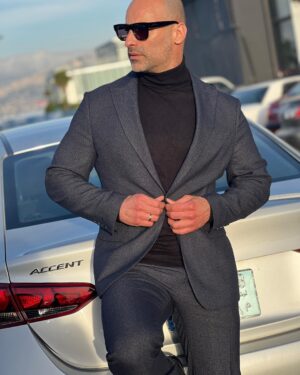 Saleh Abd El Nabi Instagram - تبدأ حياتك محاولاً فهم كل شيء.وتنهيها محاولاً النجاة من كل مافهمته 
#fashionphotography #trending #actor #egyptian #lebanononline #suit #winter