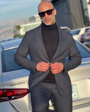 Saleh Abd El Nabi Instagram - تبدأ حياتك محاولاً فهم كل شيء.وتنهيها محاولاً النجاة من كل مافهمته 
#fashionphotography #trending #actor #egyptian #lebanononline #suit #winter