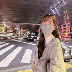 Sally Amaki Instagram - メリークリスマスイブ💕
12月24日❤︎今日はナナニジ結成7年目です！
昨日楽屋で悲鳴を上げましたw
結成当時生まれた子は小学校に入学する歳です。
怖いです。🤣
でもそっか〜そんなに長く続けてるのか〜😌
何年目まで続けられるかな？3桁は目指したいな🧐(？)
加入当初想像していた7年後とは全く別の景色の7年後です🫢
それが良いのか悪いのかは分からないですが、私自身は今とても幸せです。
7年目にしてやっと、やりたいことをやり始められているなって思います。
もし2016年に戻ってまたナナニジに入るかって言われたら、、、ちょっと悩んでから「はい！」って言いますw
声優を目指して日本へ来た自分からすると、やっぱりアイドルとしてステージに立つことに抵抗があったりする時もあるんですが、私はアイドル活動をしていなかったら永遠に殻に閉じこもったままで何も面白くない人間だったと思います。
ナナニジに入って、計算中というバラエティー番組をやらせて頂いたから、桜ちゃんを通してバラエティーを学んで、そこで得た知識を声優の現場に持って行って「面白いね」って言って頂けてるんだと思います。
両親にも良く「活動中のサリーちゃん誰？」って言われるくらい、生きて来た中で誰にも見せたことのない姿をナナニジが見つけてくれました。
そして何より！アイドル活動をしていたから感じられる感情が本当にいっぱいあるんです！競争社会の中で生きるフィギュアスケートをずっとやっていたのにも関わらず、感じたことのない悔しさやもどかしさ、怒りや悲しみが本当にいっぱいあるんです！とても演技の勉強になります！！
本当に波瀾万丈な7年でした！
ハラハラとワクワクが5:5くらいで本当に心臓に悪いです🤣でもその分絶対に他の誰とも被らない私だけの人生になってます！！
❤︎
🤭
そしてこの先8年目も！天城サリーを応援して下さってる皆さんには嬉しいご報告がいっぱい出来そうです💕
頂けたチャンスをいっぱい物にできるように頑張ります！
皆さん！これからもよろしくお願いします！
