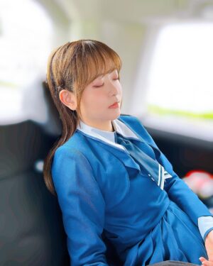 Sally Amaki Instagram - ロケの休憩時間中に萌ちゃんと「助手席に乗った時の良い感じの寝顔アングル研究しよう」ってなった時の写真w
.
「はい！止まって！そこそこ！」
「わかった。この角度覚えとくわ！」
っていう謎のいつ使うねんって技を取得しました🤣🤣