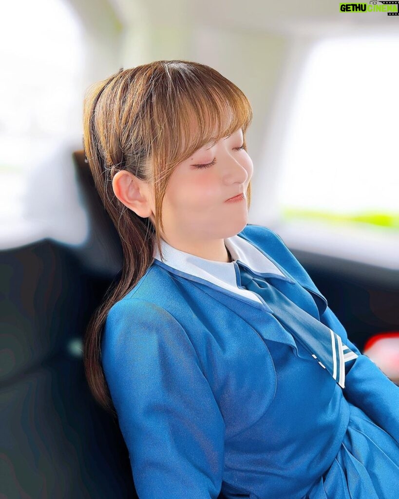 Sally Amaki Instagram - ロケの休憩時間中に萌ちゃんと「助手席に乗った時の良い感じの寝顔アングル研究しよう」ってなった時の写真w . 「はい！止まって！そこそこ！」 「わかった。この角度覚えとくわ！」 っていう謎のいつ使うねんって技を取得しました🤣🤣