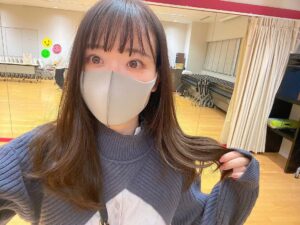 Sally Amaki Instagram - Mirareee Tokyoさんでまた髪の毛染めて、毛先も整えて頂きました🥰
後前髪もちょっとだけ増やした〜🥰🥰リハ後の写真だからちょっとポサポサしちゃった😛
今回もピノちゃんいて癒された〜🐶