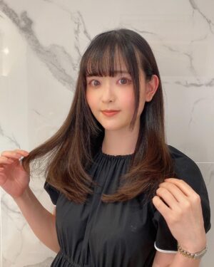 Sally Amaki Instagram - Mirareee Tokyoさんでまた髪質改善トリートメントと前髪カットして頂きました🥰
そして髪めちゃめちゃ伸びてたww
そんで髪想像以上にプリン🍮やったww
あれ？こんなに染めてなかったっけって🤔次なんの色がいいと思う？🤔
.
毎度のこと人見知りなので他撮り写真は顔が真顔になりがち💃🏻💃🏻