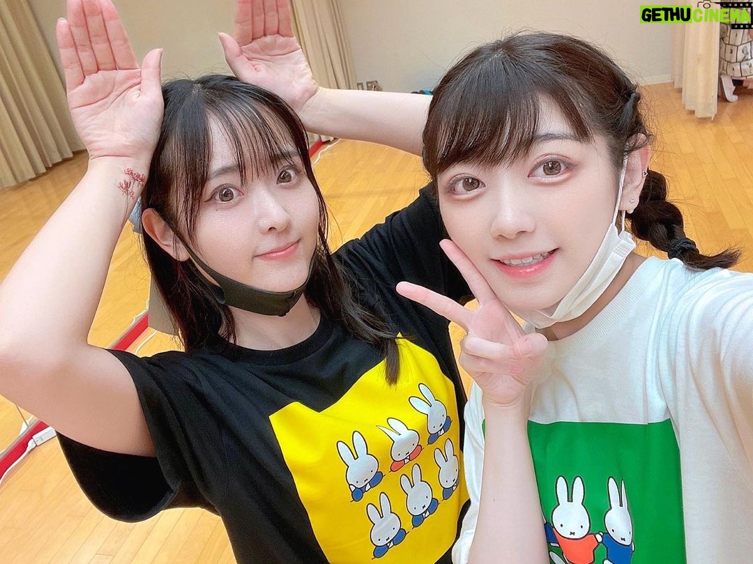Sally Amaki Instagram - みずはんに誕生日プレゼントで貰ったお揃いのミッフィー🐇のシャツで練習😘 色違い💃🏻💃🏻 . #miffy #お揃い #idol