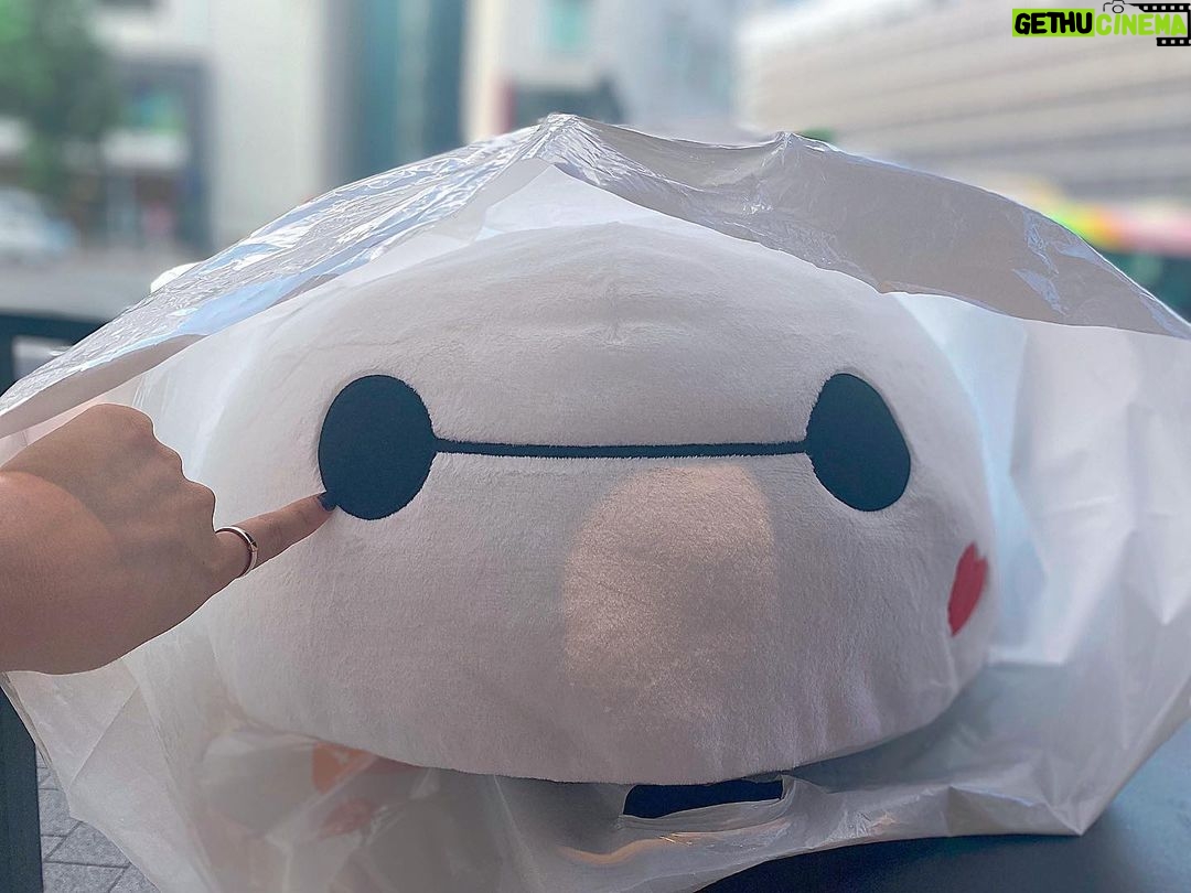 Sally Amaki Instagram - ゲーセン400円で取れた〜🥰 でも最初の一回は操作分からなくて失敗の一回だから自分的には200円で取ったことにする💃🏻