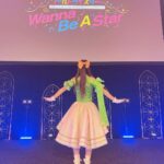 Sally Amaki Instagram – ワールドダイスター劇団シリウス主催 合同音楽公演in 豊洲PIT Wanna Be A Star！
ありがとうございました♪！！
はぁ😌夢見たいな時間だったな〜
新曲の全員歌唱曲も初披露できたし、そのAメロ歌い出しをラモさんとできてすっごく嬉しかったし、歌詞の「ずっと待っていたんだこんな瞬間」っていう言葉も本当に心の底から思えました！！
.
オーディション資料を頂いたその瞬間から「他の誰にもカトリナちゃんは取られたくない！」ってまだテープオーディションも送ってないのに烏滸がましい程胸がドキドキした日をずっと覚えてます😌スタジオオーディションに呼んでいただいた後も、結果を待ってる数週間は何度も「受かりました！」の夢を見ては起きて絶望するっていうのを繰り返してました🤣
なので正式にカトリナ・グリーベル役ですと決まった時は、ずっと崖から落ちかかってた我が子の手をやっと掴んで安全地帯まで引き上げることができたみたいな気持ちになりました。これから先絶対に1秒たりとも手を離さないんだから😭！！と心に誓いました😭
.
色んな素敵な景色を見せてくれるカトリナちゃんをもっともっと幸せにするお手伝いができるよう、これからも精一杯力を注ぎます！！
ワールドダイスターになろうね！！！
🎀💛🤝💛🐨