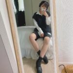 Sally Amaki Instagram - YouTubeの普段着動画の為に靴にガムテープ貼ったらベッタベタになっちゃって今一生懸命外歩いて取ろうとしてるwww . しかも多分自分の中でボツ動画だから悲しいwww . Gotta clean my mirror 🥸 . #monochrome #私服　✌️