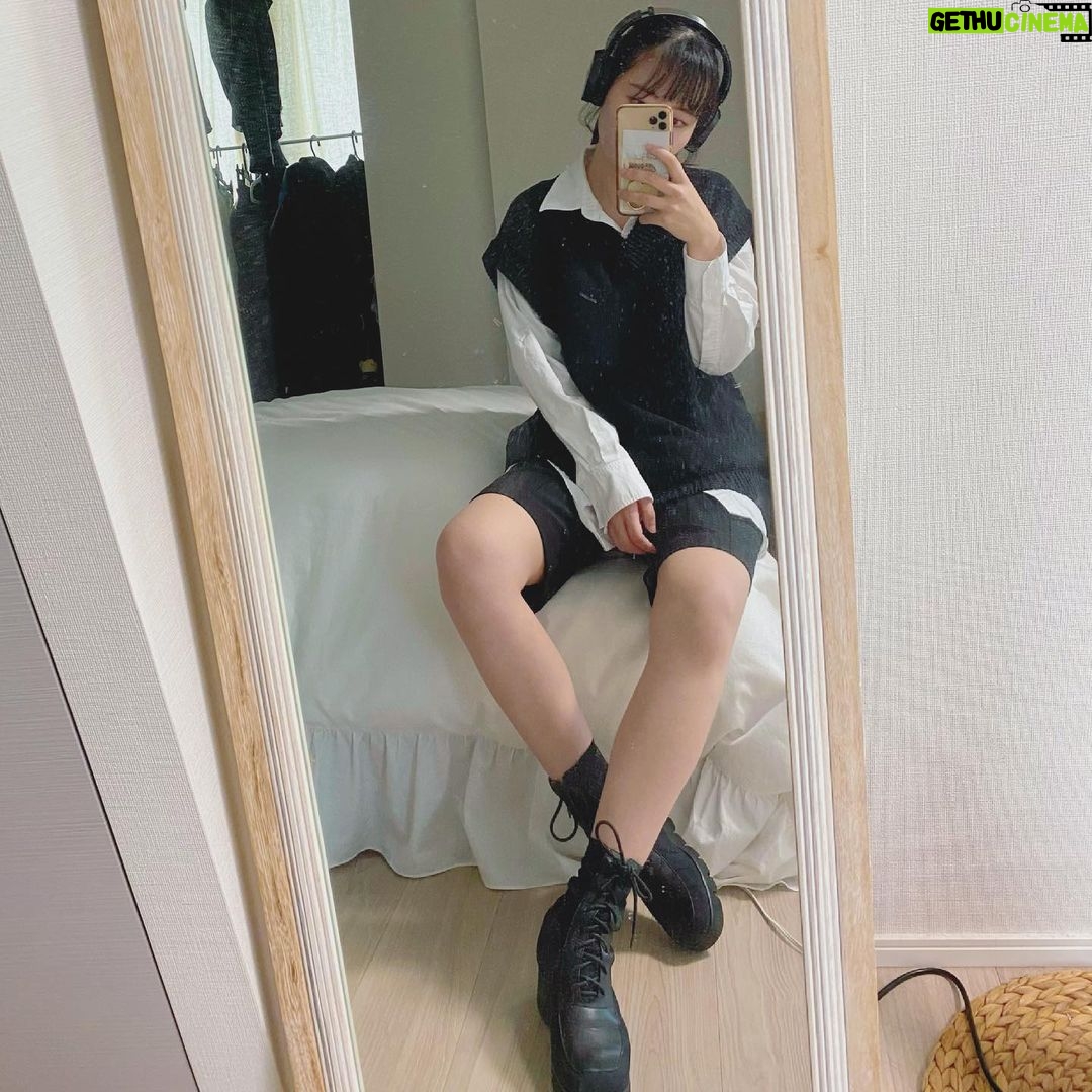 Sally Amaki - 4.5K Likes - YouTubeの普段着動画の為に靴にガムテープ貼ったらベッタベタになっちゃって今一生懸命外歩いて取ろうとしてるwww
.
しかも多分自分の中でボツ動画だから悲しいwww
.
Gotta clean my mirror 🥸
.
#monochrome #私服 ✌️