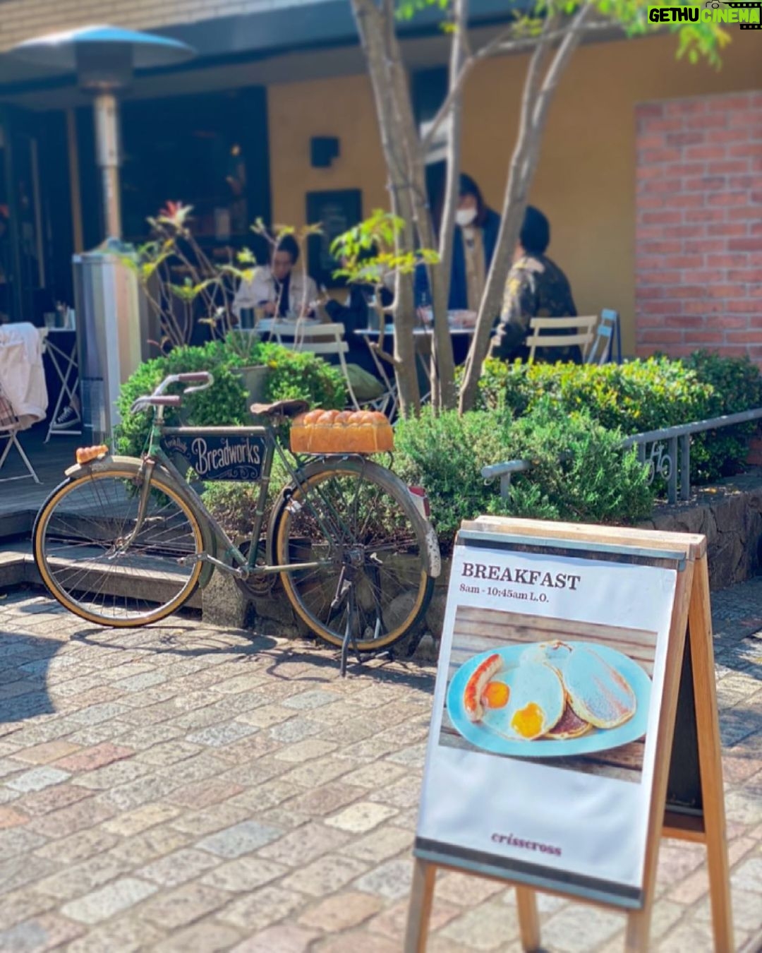 Sally Amaki Instagram - 美味しかった〜朝食メニューのエッグベネディクトカンバーバッチ頼みました🥚と桃ジュース🍹🥰🍑