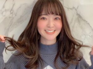 Sally Amaki Instagram - Mirareee Tokyoさんでまた髪の毛染めて、毛先も整えて頂きました🥰
後前髪もちょっとだけ増やした〜🥰🥰リハ後の写真だからちょっとポサポサしちゃった😛
今回もピノちゃんいて癒された〜🐶