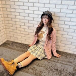 Sally Amaki Instagram - ラブリーな気持ち💃🏻

セーター&アウター　@lily_brown_official 
スカート　@zara 
靴下　@loft_official (ハイキュー展)
靴　@timberland 
帽子　@override_official 

#fashion #japanesefashion #streetstyle #idol #声優