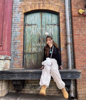 Sally Amaki Instagram - ハロウィンディズニー次は仮装していこうかな💃🏻

Pants @emoda_official 
Shirt @uniqlo_jp 
Shoes @timberland_jpn 
Sunglasses @quayaustralia 
Backpack @outdoorproducts_jp 
Ear cuff @hfractal 

#tokyodisneysea #fashion #japanesefashion #idol #streetfashion