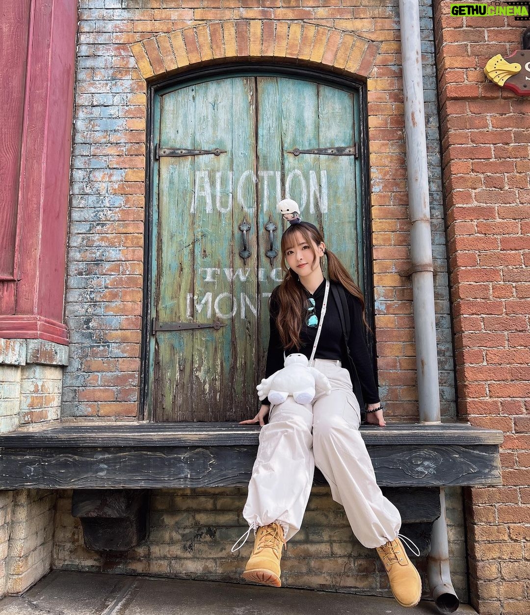 Sally Amaki - 4.8K Likes - ハロウィンディズニー次は仮装していこうかな💃🏻
Pants @emoda_official
Shirt @uniqlo_jp
Shoes @timberland_jpn
Sunglasses @quayaustralia
Backpack @outdoorproducts_jp
Ear cuff @hfractal
#tokyodisneysea #fashion #japanesefashion #idol #streetfashion