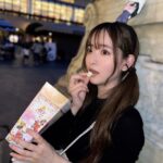 Sally Amaki Instagram – ポップコーンにガーリックシュリンプ味があるなんて知らなかった☺️
今日はお仕事の間に時間があるからどっか行こう〜っと！
#ディズニーシー
