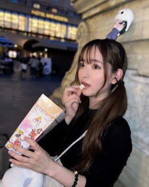 Sally Amaki Instagram - ポップコーンにガーリックシュリンプ味があるなんて知らなかった☺️
今日はお仕事の間に時間があるからどっか行こう〜っと！
#ディズニーシー