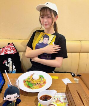Sally Amaki Instagram - つっきーが当ててくれました(またw)
天城はスペシャルを当てました！！🤩
.
3連続で同じファイル当たって、もうリハに行かなきゃいけない時間で撃沈してたつっきーに、最後天城がテイクアウトで唐揚げを頼んで見事滑り込みセーフで五条先生を出すという激アツ展開がありました
みんな幸せに帰れた💃🏻
#オタ活