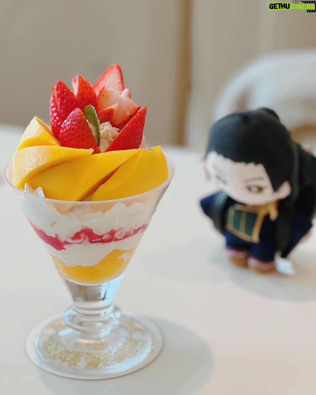 Sally Amaki Instagram - 朝早く起きてイチゴ食べに行ったのに二人してマンゴーメインのパフェ頼みましたwww でも実はフルーツでマンゴーが上位で好きなのでこれは夢が詰まったパフェでした。