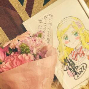 Sally Amaki Instagram - メリークリスマスイブ💕
12月24日❤︎今日はナナニジ結成7年目です！
昨日楽屋で悲鳴を上げましたw
結成当時生まれた子は小学校に入学する歳です。
怖いです。🤣
でもそっか〜そんなに長く続けてるのか〜😌
何年目まで続けられるかな？3桁は目指したいな🧐(？)
加入当初想像していた7年後とは全く別の景色の7年後です🫢
それが良いのか悪いのかは分からないですが、私自身は今とても幸せです。
7年目にしてやっと、やりたいことをやり始められているなって思います。
もし2016年に戻ってまたナナニジに入るかって言われたら、、、ちょっと悩んでから「はい！」って言いますw
声優を目指して日本へ来た自分からすると、やっぱりアイドルとしてステージに立つことに抵抗があったりする時もあるんですが、私はアイドル活動をしていなかったら永遠に殻に閉じこもったままで何も面白くない人間だったと思います。
ナナニジに入って、計算中というバラエティー番組をやらせて頂いたから、桜ちゃんを通してバラエティーを学んで、そこで得た知識を声優の現場に持って行って「面白いね」って言って頂けてるんだと思います。
両親にも良く「活動中のサリーちゃん誰？」って言われるくらい、生きて来た中で誰にも見せたことのない姿をナナニジが見つけてくれました。
そして何より！アイドル活動をしていたから感じられる感情が本当にいっぱいあるんです！競争社会の中で生きるフィギュアスケートをずっとやっていたのにも関わらず、感じたことのない悔しさやもどかしさ、怒りや悲しみが本当にいっぱいあるんです！とても演技の勉強になります！！
本当に波瀾万丈な7年でした！
ハラハラとワクワクが5:5くらいで本当に心臓に悪いです🤣でもその分絶対に他の誰とも被らない私だけの人生になってます！！
❤︎
🤭
そしてこの先8年目も！天城サリーを応援して下さってる皆さんには嬉しいご報告がいっぱい出来そうです💕
頂けたチャンスをいっぱい物にできるように頑張ります！
皆さん！これからもよろしくお願いします！