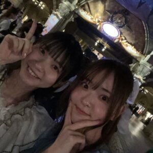Sally Amaki Instagram - メリークリスマスイブ💕
12月24日❤︎今日はナナニジ結成7年目です！
昨日楽屋で悲鳴を上げましたw
結成当時生まれた子は小学校に入学する歳です。
怖いです。🤣
でもそっか〜そんなに長く続けてるのか〜😌
何年目まで続けられるかな？3桁は目指したいな🧐(？)
加入当初想像していた7年後とは全く別の景色の7年後です🫢
それが良いのか悪いのかは分からないですが、私自身は今とても幸せです。
7年目にしてやっと、やりたいことをやり始められているなって思います。
もし2016年に戻ってまたナナニジに入るかって言われたら、、、ちょっと悩んでから「はい！」って言いますw
声優を目指して日本へ来た自分からすると、やっぱりアイドルとしてステージに立つことに抵抗があったりする時もあるんですが、私はアイドル活動をしていなかったら永遠に殻に閉じこもったままで何も面白くない人間だったと思います。
ナナニジに入って、計算中というバラエティー番組をやらせて頂いたから、桜ちゃんを通してバラエティーを学んで、そこで得た知識を声優の現場に持って行って「面白いね」って言って頂けてるんだと思います。
両親にも良く「活動中のサリーちゃん誰？」って言われるくらい、生きて来た中で誰にも見せたことのない姿をナナニジが見つけてくれました。
そして何より！アイドル活動をしていたから感じられる感情が本当にいっぱいあるんです！競争社会の中で生きるフィギュアスケートをずっとやっていたのにも関わらず、感じたことのない悔しさやもどかしさ、怒りや悲しみが本当にいっぱいあるんです！とても演技の勉強になります！！
本当に波瀾万丈な7年でした！
ハラハラとワクワクが5:5くらいで本当に心臓に悪いです🤣でもその分絶対に他の誰とも被らない私だけの人生になってます！！
❤︎
🤭
そしてこの先8年目も！天城サリーを応援して下さってる皆さんには嬉しいご報告がいっぱい出来そうです💕
頂けたチャンスをいっぱい物にできるように頑張ります！
皆さん！これからもよろしくお願いします！