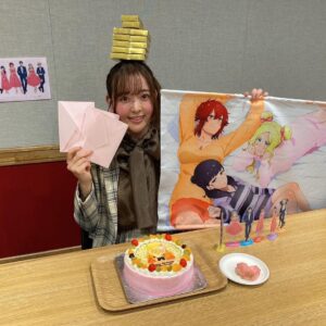 Sally Amaki Instagram - メリークリスマスイブ💕
12月24日❤︎今日はナナニジ結成7年目です！
昨日楽屋で悲鳴を上げましたw
結成当時生まれた子は小学校に入学する歳です。
怖いです。🤣
でもそっか〜そんなに長く続けてるのか〜😌
何年目まで続けられるかな？3桁は目指したいな🧐(？)
加入当初想像していた7年後とは全く別の景色の7年後です🫢
それが良いのか悪いのかは分からないですが、私自身は今とても幸せです。
7年目にしてやっと、やりたいことをやり始められているなって思います。
もし2016年に戻ってまたナナニジに入るかって言われたら、、、ちょっと悩んでから「はい！」って言いますw
声優を目指して日本へ来た自分からすると、やっぱりアイドルとしてステージに立つことに抵抗があったりする時もあるんですが、私はアイドル活動をしていなかったら永遠に殻に閉じこもったままで何も面白くない人間だったと思います。
ナナニジに入って、計算中というバラエティー番組をやらせて頂いたから、桜ちゃんを通してバラエティーを学んで、そこで得た知識を声優の現場に持って行って「面白いね」って言って頂けてるんだと思います。
両親にも良く「活動中のサリーちゃん誰？」って言われるくらい、生きて来た中で誰にも見せたことのない姿をナナニジが見つけてくれました。
そして何より！アイドル活動をしていたから感じられる感情が本当にいっぱいあるんです！競争社会の中で生きるフィギュアスケートをずっとやっていたのにも関わらず、感じたことのない悔しさやもどかしさ、怒りや悲しみが本当にいっぱいあるんです！とても演技の勉強になります！！
本当に波瀾万丈な7年でした！
ハラハラとワクワクが5:5くらいで本当に心臓に悪いです🤣でもその分絶対に他の誰とも被らない私だけの人生になってます！！
❤︎
🤭
そしてこの先8年目も！天城サリーを応援して下さってる皆さんには嬉しいご報告がいっぱい出来そうです💕
頂けたチャンスをいっぱい物にできるように頑張ります！
皆さん！これからもよろしくお願いします！