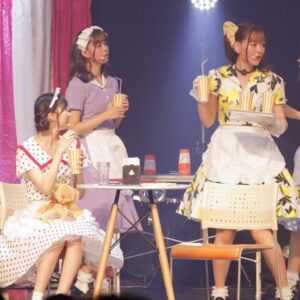 Sally Amaki Instagram - メリークリスマスイブ💕
12月24日❤︎今日はナナニジ結成7年目です！
昨日楽屋で悲鳴を上げましたw
結成当時生まれた子は小学校に入学する歳です。
怖いです。🤣
でもそっか〜そんなに長く続けてるのか〜😌
何年目まで続けられるかな？3桁は目指したいな🧐(？)
加入当初想像していた7年後とは全く別の景色の7年後です🫢
それが良いのか悪いのかは分からないですが、私自身は今とても幸せです。
7年目にしてやっと、やりたいことをやり始められているなって思います。
もし2016年に戻ってまたナナニジに入るかって言われたら、、、ちょっと悩んでから「はい！」って言いますw
声優を目指して日本へ来た自分からすると、やっぱりアイドルとしてステージに立つことに抵抗があったりする時もあるんですが、私はアイドル活動をしていなかったら永遠に殻に閉じこもったままで何も面白くない人間だったと思います。
ナナニジに入って、計算中というバラエティー番組をやらせて頂いたから、桜ちゃんを通してバラエティーを学んで、そこで得た知識を声優の現場に持って行って「面白いね」って言って頂けてるんだと思います。
両親にも良く「活動中のサリーちゃん誰？」って言われるくらい、生きて来た中で誰にも見せたことのない姿をナナニジが見つけてくれました。
そして何より！アイドル活動をしていたから感じられる感情が本当にいっぱいあるんです！競争社会の中で生きるフィギュアスケートをずっとやっていたのにも関わらず、感じたことのない悔しさやもどかしさ、怒りや悲しみが本当にいっぱいあるんです！とても演技の勉強になります！！
本当に波瀾万丈な7年でした！
ハラハラとワクワクが5:5くらいで本当に心臓に悪いです🤣でもその分絶対に他の誰とも被らない私だけの人生になってます！！
❤︎
🤭
そしてこの先8年目も！天城サリーを応援して下さってる皆さんには嬉しいご報告がいっぱい出来そうです💕
頂けたチャンスをいっぱい物にできるように頑張ります！
皆さん！これからもよろしくお願いします！