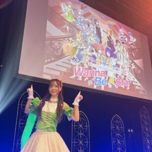 Sally Amaki Instagram - メリークリスマスイブ💕
12月24日❤︎今日はナナニジ結成7年目です！
昨日楽屋で悲鳴を上げましたw
結成当時生まれた子は小学校に入学する歳です。
怖いです。🤣
でもそっか〜そんなに長く続けてるのか〜😌
何年目まで続けられるかな？3桁は目指したいな🧐(？)
加入当初想像していた7年後とは全く別の景色の7年後です🫢
それが良いのか悪いのかは分からないですが、私自身は今とても幸せです。
7年目にしてやっと、やりたいことをやり始められているなって思います。
もし2016年に戻ってまたナナニジに入るかって言われたら、、、ちょっと悩んでから「はい！」って言いますw
声優を目指して日本へ来た自分からすると、やっぱりアイドルとしてステージに立つことに抵抗があったりする時もあるんですが、私はアイドル活動をしていなかったら永遠に殻に閉じこもったままで何も面白くない人間だったと思います。
ナナニジに入って、計算中というバラエティー番組をやらせて頂いたから、桜ちゃんを通してバラエティーを学んで、そこで得た知識を声優の現場に持って行って「面白いね」って言って頂けてるんだと思います。
両親にも良く「活動中のサリーちゃん誰？」って言われるくらい、生きて来た中で誰にも見せたことのない姿をナナニジが見つけてくれました。
そして何より！アイドル活動をしていたから感じられる感情が本当にいっぱいあるんです！競争社会の中で生きるフィギュアスケートをずっとやっていたのにも関わらず、感じたことのない悔しさやもどかしさ、怒りや悲しみが本当にいっぱいあるんです！とても演技の勉強になります！！
本当に波瀾万丈な7年でした！
ハラハラとワクワクが5:5くらいで本当に心臓に悪いです🤣でもその分絶対に他の誰とも被らない私だけの人生になってます！！
❤︎
🤭
そしてこの先8年目も！天城サリーを応援して下さってる皆さんには嬉しいご報告がいっぱい出来そうです💕
頂けたチャンスをいっぱい物にできるように頑張ります！
皆さん！これからもよろしくお願いします！