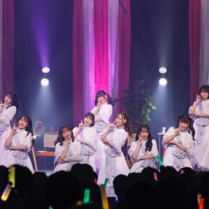 Sally Amaki Instagram - メリークリスマスイブ💕
12月24日❤︎今日はナナニジ結成7年目です！
昨日楽屋で悲鳴を上げましたw
結成当時生まれた子は小学校に入学する歳です。
怖いです。🤣
でもそっか〜そんなに長く続けてるのか〜😌
何年目まで続けられるかな？3桁は目指したいな🧐(？)
加入当初想像していた7年後とは全く別の景色の7年後です🫢
それが良いのか悪いのかは分からないですが、私自身は今とても幸せです。
7年目にしてやっと、やりたいことをやり始められているなって思います。
もし2016年に戻ってまたナナニジに入るかって言われたら、、、ちょっと悩んでから「はい！」って言いますw
声優を目指して日本へ来た自分からすると、やっぱりアイドルとしてステージに立つことに抵抗があったりする時もあるんですが、私はアイドル活動をしていなかったら永遠に殻に閉じこもったままで何も面白くない人間だったと思います。
ナナニジに入って、計算中というバラエティー番組をやらせて頂いたから、桜ちゃんを通してバラエティーを学んで、そこで得た知識を声優の現場に持って行って「面白いね」って言って頂けてるんだと思います。
両親にも良く「活動中のサリーちゃん誰？」って言われるくらい、生きて来た中で誰にも見せたことのない姿をナナニジが見つけてくれました。
そして何より！アイドル活動をしていたから感じられる感情が本当にいっぱいあるんです！競争社会の中で生きるフィギュアスケートをずっとやっていたのにも関わらず、感じたことのない悔しさやもどかしさ、怒りや悲しみが本当にいっぱいあるんです！とても演技の勉強になります！！
本当に波瀾万丈な7年でした！
ハラハラとワクワクが5:5くらいで本当に心臓に悪いです🤣でもその分絶対に他の誰とも被らない私だけの人生になってます！！
❤︎
🤭
そしてこの先8年目も！天城サリーを応援して下さってる皆さんには嬉しいご報告がいっぱい出来そうです💕
頂けたチャンスをいっぱい物にできるように頑張ります！
皆さん！これからもよろしくお願いします！