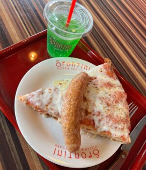 Sally Amaki Instagram - Rayreeeさんでトリートメント&カラーして頂きました💕
帰り際ピザ食べて、LOLA’S で大好きなレッドベルベットカップケーキ買ってからお仕事行きました💕
ハッピーな1日でした💕
