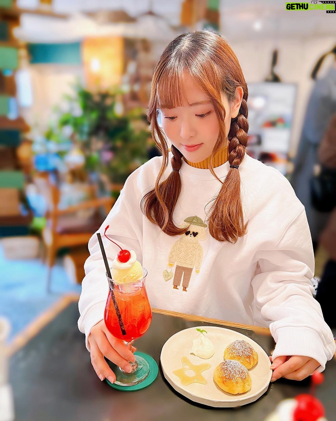 Sally Amaki Instagram - いちごのパウンドケーキ食べに行ったら全部売り切れだったんです.... でも意地でもいちご食べたくて🍓 いちごのクリームソーダ頼みました。