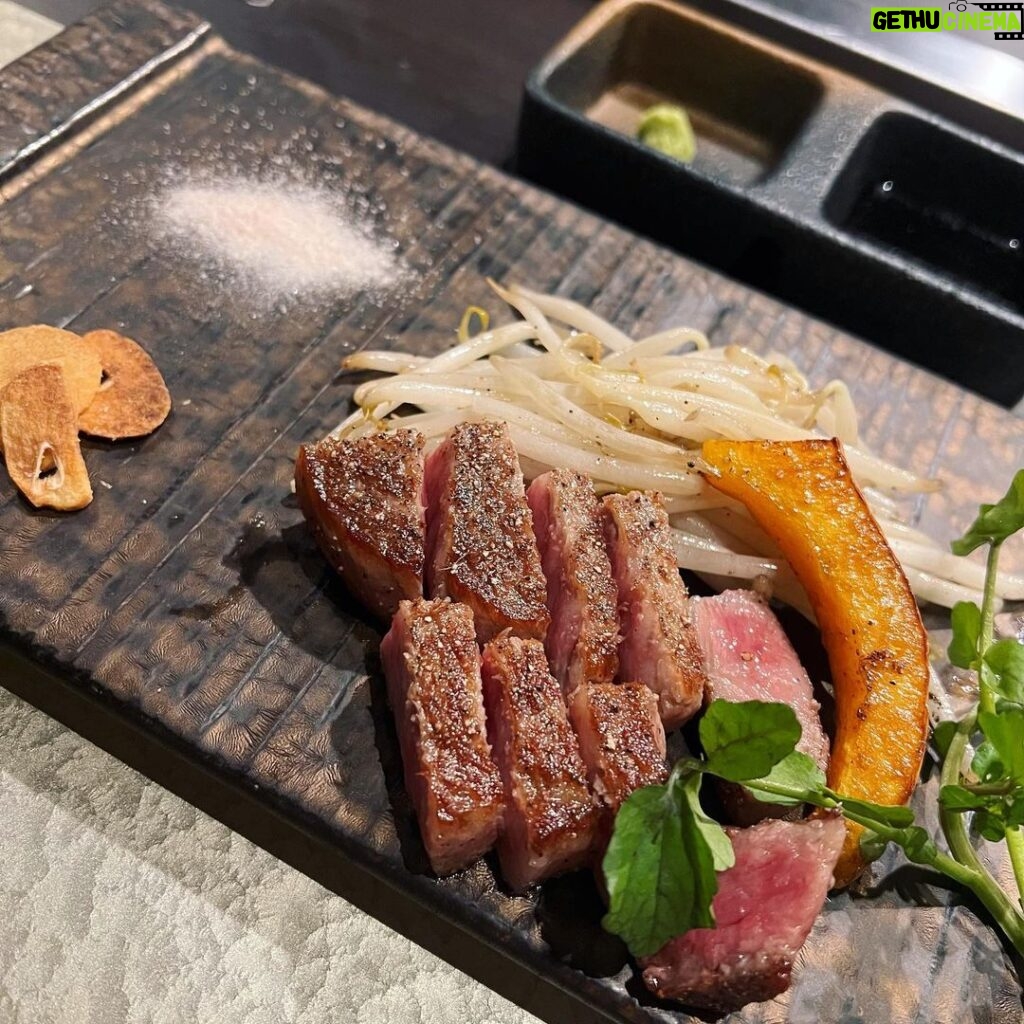 Sally Amaki Instagram - 美味しい美味しい鉄板焼き屋さんに行きました🥰 お肉ってやっぱり美味しいですね~ みんなは今日何食べたの？ #お肉 2🥚