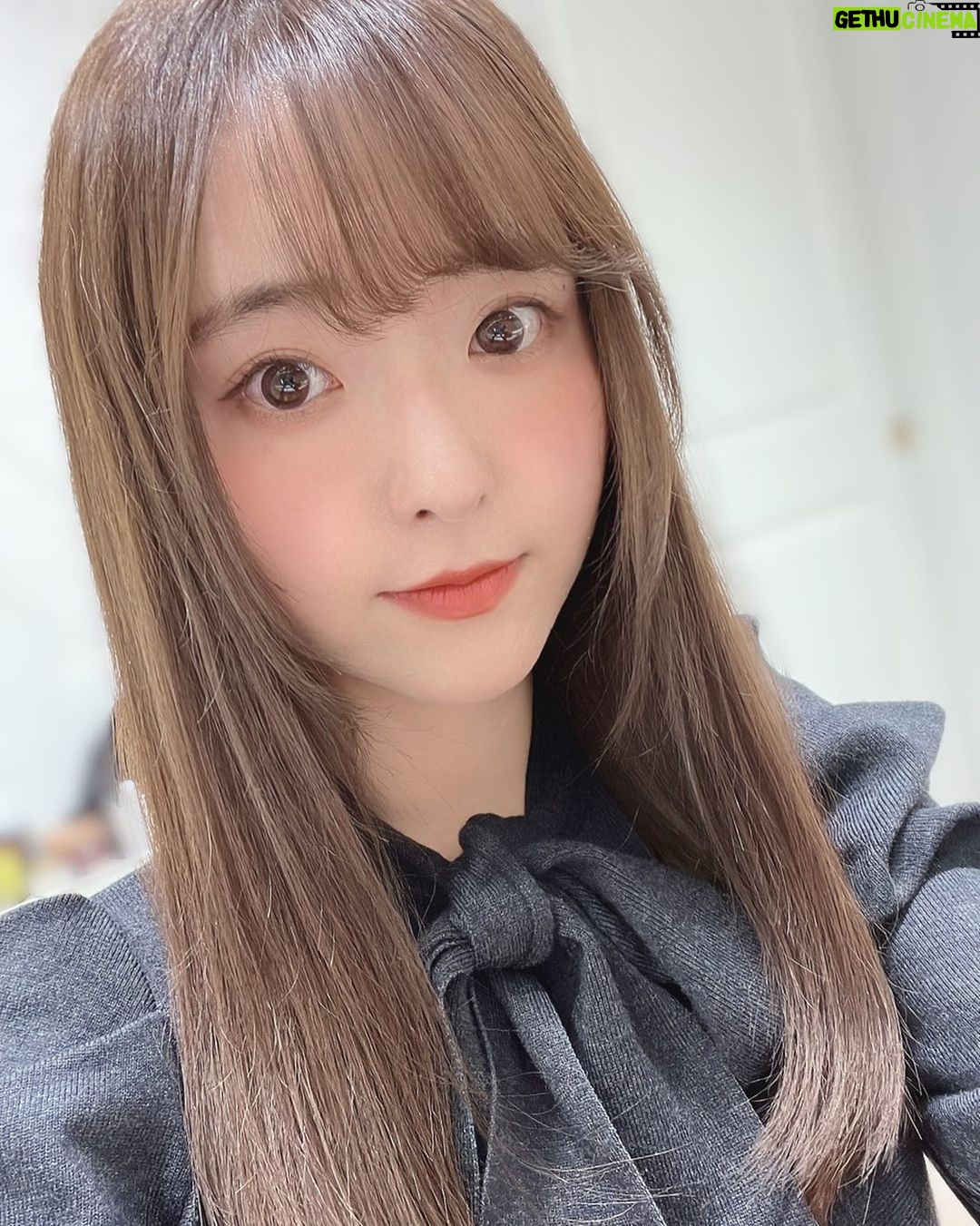 Sally Amaki Instagram - いつもお世話になっている美容師さんの新しい美容院にお邪魔しました🥰Rayreeeとても素敵でした😌 な、な、なんと!私が大好きなLOLA’S CUPCAKE から徒歩5秒くらいの所でした😭帰り道カップケーキ買って帰りました🥰世界で1番好きなレッドベルベットケーキが食べれる数少ないお店🥲嬉しい😊 個人的には髪色がお願いした色と1ミリも違うとこなく再現して下さったのが嬉しくて友達に比較画像作って送りつけた🤣嬉しい〜 . 今日は色んないいことがあったな〜😌 今からも頑張ります!!うれ4