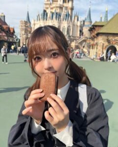 Sally Amaki Instagram - もう8〜9年くらい知ってるネッ友がなんと海外の某ネズミのランドでプリンセスをやることになったんです！！ 私が声優になりたいって言い始めてた頃くらいからその子もずっとプリンセスになりたいって頑張ってたから🥲8年越しに夢が叶ってて凄い嬉しい気持ちでいっぱいです😌 早く行かねば！という気持ちでいっぱいなので、次に数日間お休みが頂ける機会がある時は海外へ行こうと思います！！ 世界中に頑張ってる友達がいるのは少年漫画みたいで楽しいですね😌次会う時は私もレベルアップして共にボスを倒しに行こうかな🌜🤝🌛