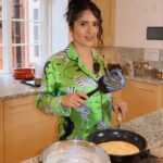 Salma Hayek Pinault Instagram - #pancakeday 🥞😋