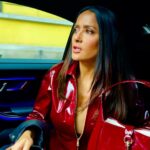 Salma Hayek Pinault Instagram - Traffic in Millan during fashion week is impossible. Almost didn’t make it to the amazing 🤩 Gucci show @gucci #mfw Hair: @cinzia_bozza @luciano_colombo Make-up: @nikipinna