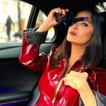 Salma Hayek Pinault Instagram - Traffic in Millan during fashion week is impossible. Almost didn’t make it to the amazing 🤩 Gucci show @gucci #mfw Hair: @cinzia_bozza @luciano_colombo Make-up: @nikipinna