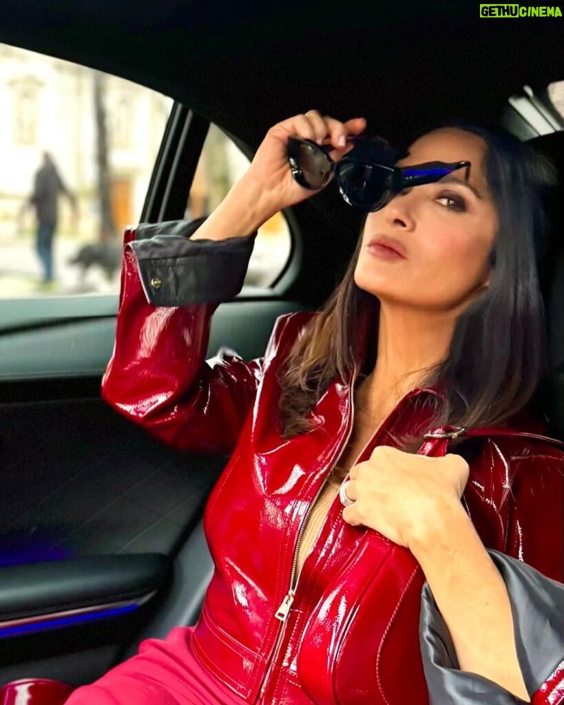 Salma Hayek Pinault Instagram - Traffic in Millan during fashion week is impossible. Almost didn’t make it to the amazing 🤩 Gucci show @gucci #mfw Hair: @cinzia_bozza @luciano_colombo Make-up: @nikipinna