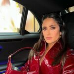 Salma Hayek Pinault Instagram – Traffic in Millan during fashion week is impossible. Almost didn’t make it to the amazing 🤩 Gucci show @gucci #mfw

Hair: @cinzia_bozza @luciano_colombo 
Make-up: @nikipinna