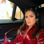 Salma Hayek Pinault Instagram - Traffic in Millan during fashion week is impossible. Almost didn’t make it to the amazing 🤩 Gucci show @gucci #mfw Hair: @cinzia_bozza @luciano_colombo Make-up: @nikipinna