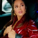 Salma Hayek Pinault Instagram - Traffic in Millan during fashion week is impossible. Almost didn’t make it to the amazing 🤩 Gucci show @gucci #mfw Hair: @cinzia_bozza @luciano_colombo Make-up: @nikipinna