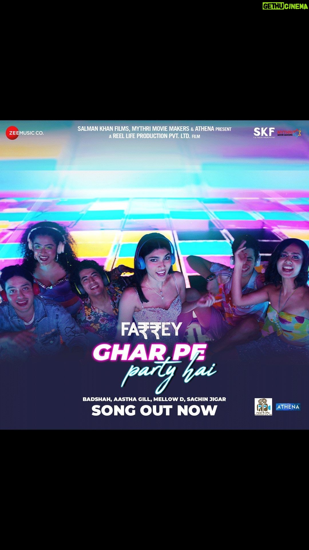 Salman Khan Instagram - Inn shaitaano ne toh Ghar Pe Party shuru karli... #GharPePartyHai Out Now! (Song link in bio) @soumendra_padhi @alizehagnihotri @isahilmehta @zeynshaw @prasanna_bisht @ronitboseroy @juuhithesoniibabbar @yerneninaveen @atulreellife @nikhilnamit @sachinjigar @soulfulsachin @jigarsaraiya @badboyshah @aasthagill @mellowmellow @vijayganguly @sunirkheterpal @skfilmsofficial @mythriofficial @reellifeproduction @athenaenm @zeemusiccompany @castingchhabra @mukeshchhabracc @pvrpictures