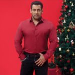 Salman Khan Instagram – December is the season of loving, caring and sharing. That’s why we wanted to bring you something special straight from the heart.

Dec 24th -27th
In-store & online at beinghumanclothing.com

#MeraBirthdayMeriChristmas #Jeenekehainchaardin #Bhaikabirthday #ABeingHumanChristmas

Terms & Conditions Apply