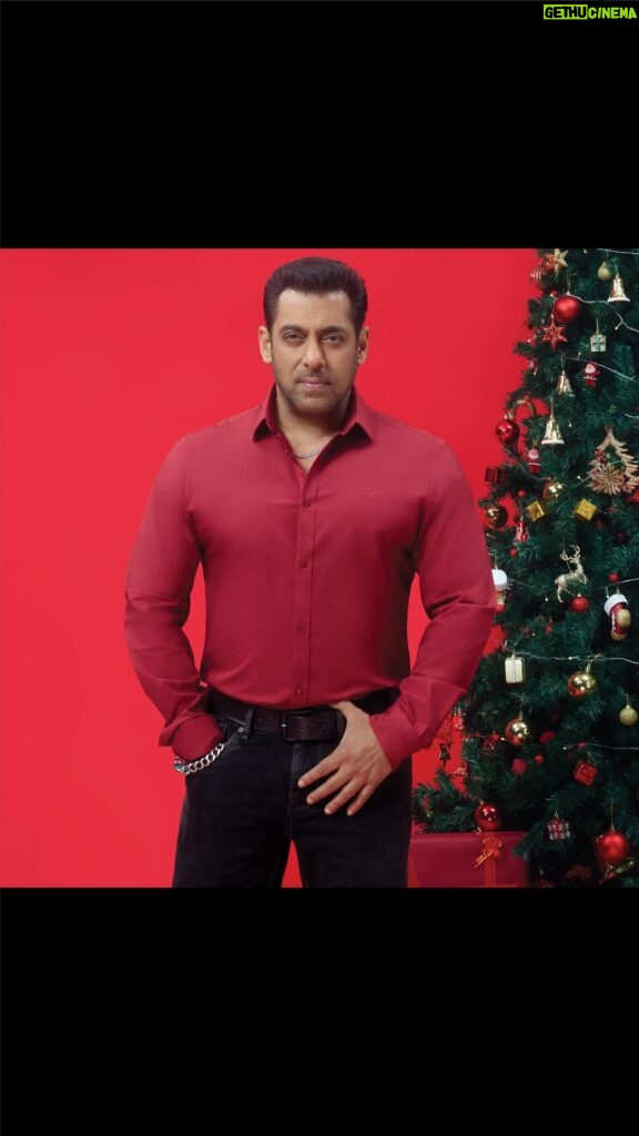 Salman Khan Instagram - December is the season of loving, caring and sharing. That’s why we wanted to bring you something special straight from the heart. Dec 24th -27th In-store & online at beinghumanclothing.com #MeraBirthdayMeriChristmas #Jeenekehainchaardin #Bhaikabirthday #ABeingHumanChristmas Terms & Conditions Apply