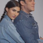Salman Khan Instagram - Video mein hum dono, bas aise hi, no fuss, being us... @alizehagnihotri in the all-new women’s collection @beinghumanclothing #BeingHumanClothing #DesignedForLife